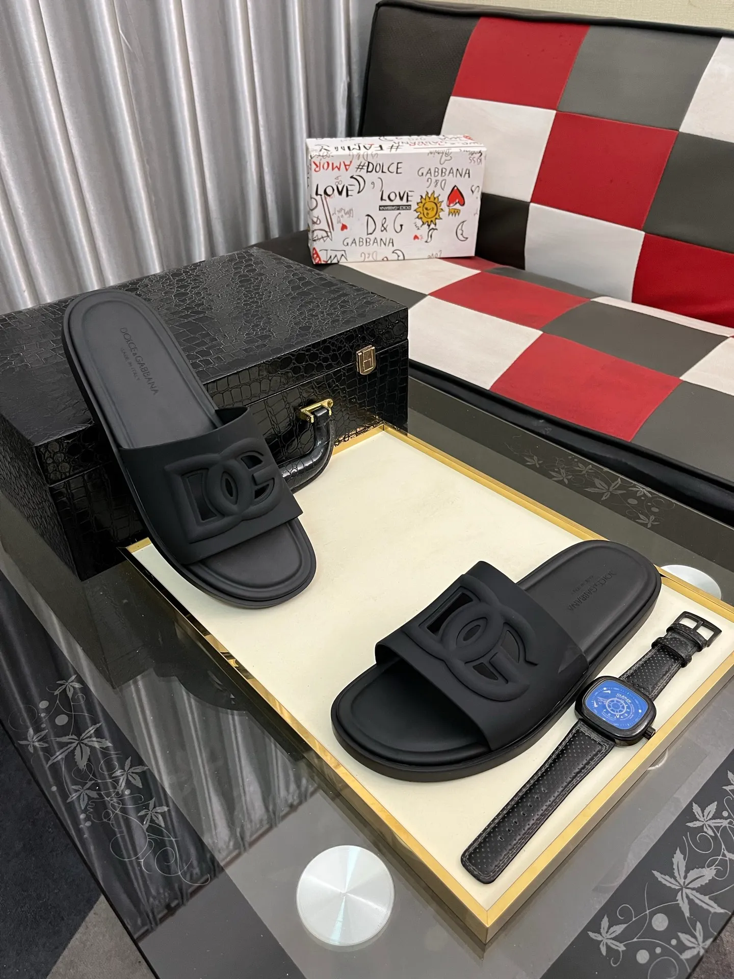 Men's Men's Shoes 💰300⌚️⌚️ (DG) The latest casual slippers are fashionable and versatile, and can add luster to various looks. Create an exquisite design with unique dynamic vitality and modern atmosphere, showing modern elegance. Size: 38-442️⃣Colors available